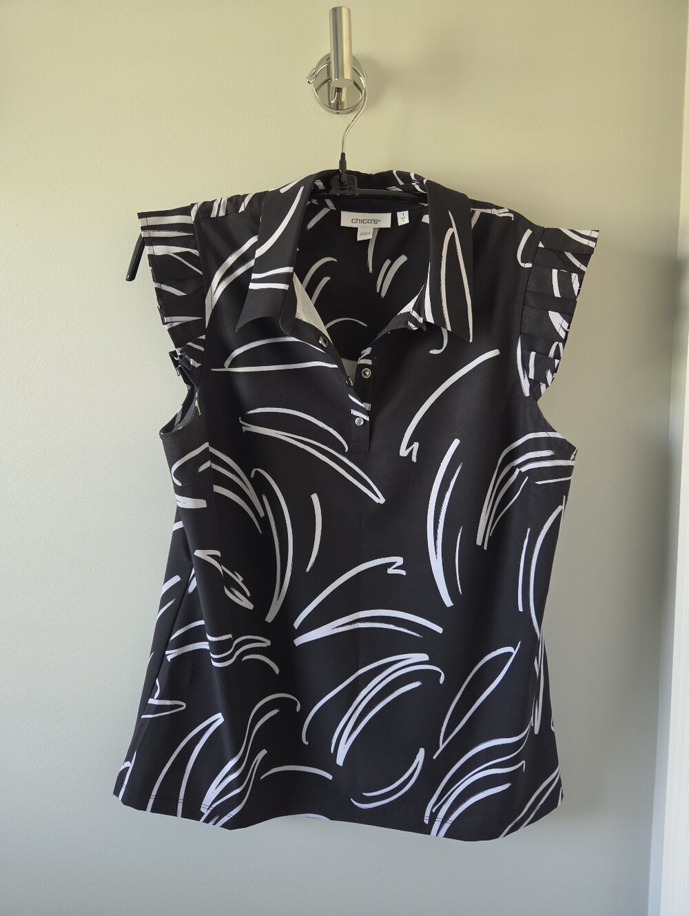 Chico's Black & White Abstract Print Sleeveless Polo Blouse